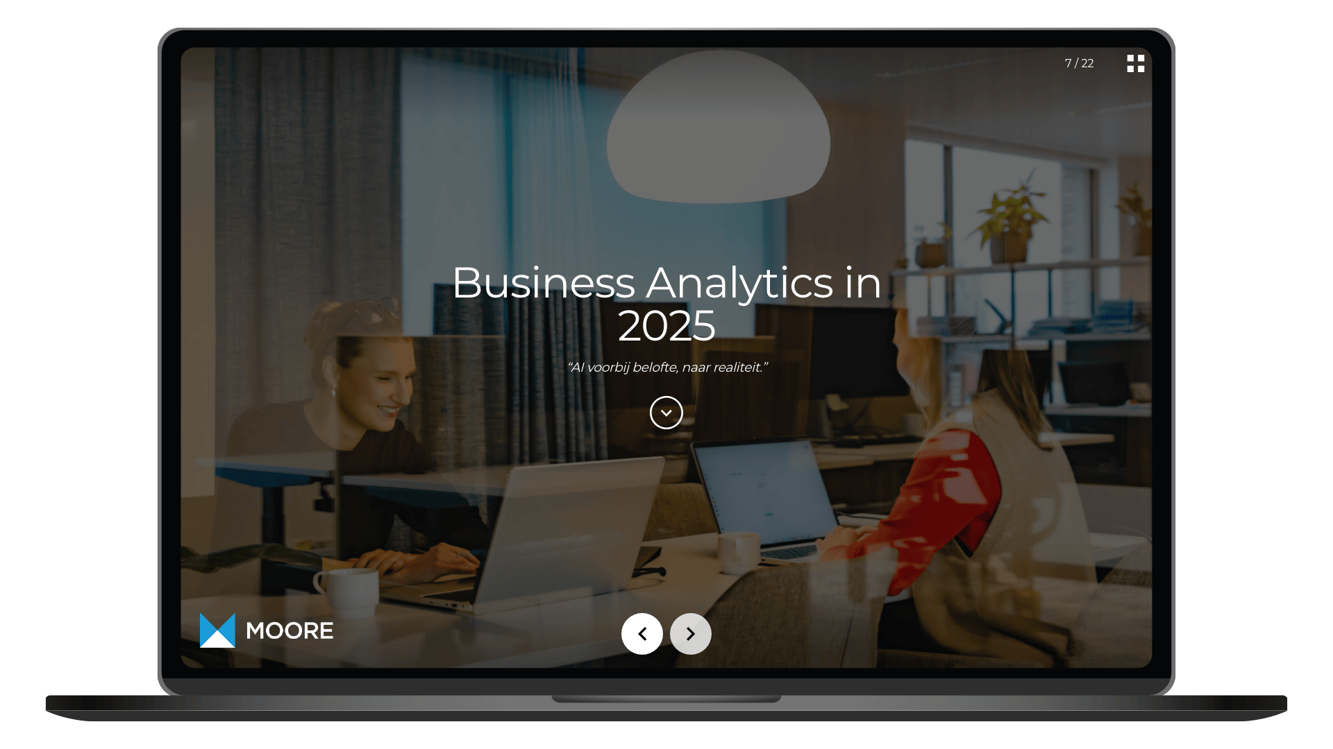 Online jaarverslag 2025 van Moore Belgium op een laptop, pagina Business Analytics in 2025